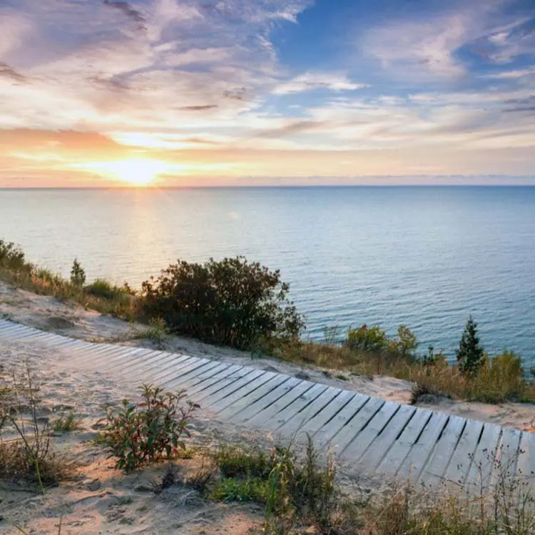 Explore the Best Scenic RV Stops Along the Great Lakes Today