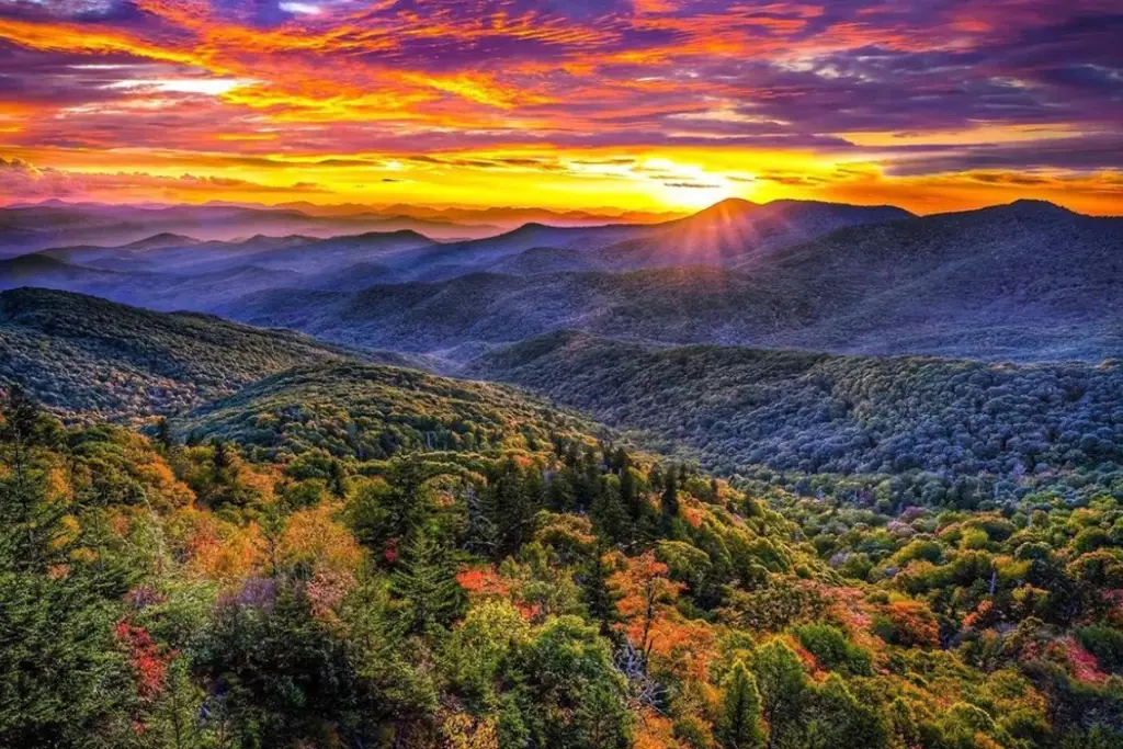 Pigeon Forge and Sevierville, Tennessee – Views, Entertainment, and Quiet Access to the Smokies